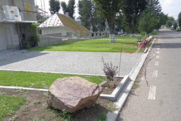 Cu roci decorative, arbuști ornamentali și bandă de delimitare, Augustin Chidoveț încearcă să împiedice parcarea mașinilor și căruțelor lângă gardul casei sale