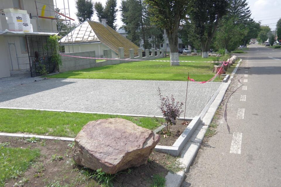 Cu roci decorative, arbuști ornamentali și bandă de delimitare, Augustin Chidoveț încearcă să împiedice parcarea mașinilor și căruțelor lângă gardul casei sale Cu roci decorative, arbuști ornamentali și bandă de delimitare, Augustin Chidoveț încearcă să împiedice parcarea mașinilor și căruțelor lângă gardul casei sale