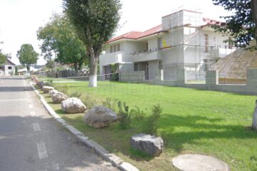 Domeniul public din fața unei case din Șcheia, teatru de război între proprietar și vecinii săi