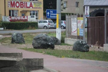 Roci ornamentale și poduri din piatră, până la stradă, în alte zone din Șcheia