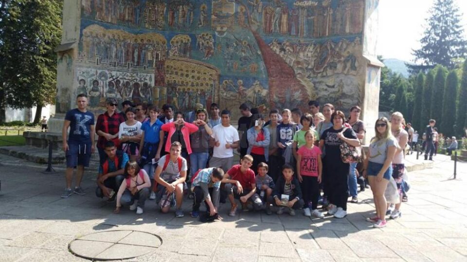 Copii și tineri din asistență socială, angrenați în diverse activități recreative pe perioada vacanței