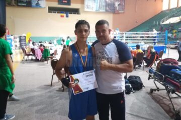 Noul campion național de juniori alături de antrenorul său