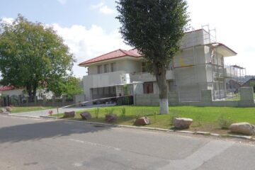 Domeniul public din fața unei case din Șcheia, teatru de război între proprietar și vecinii săi