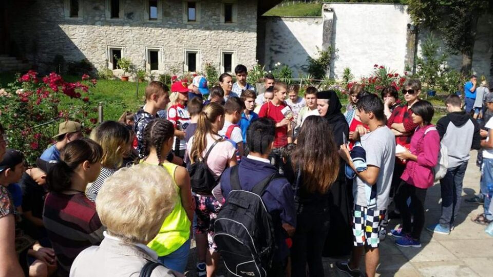 Copii și tineri din asistență socială, angrenați în diverse activități recreative pe perioada vacanței