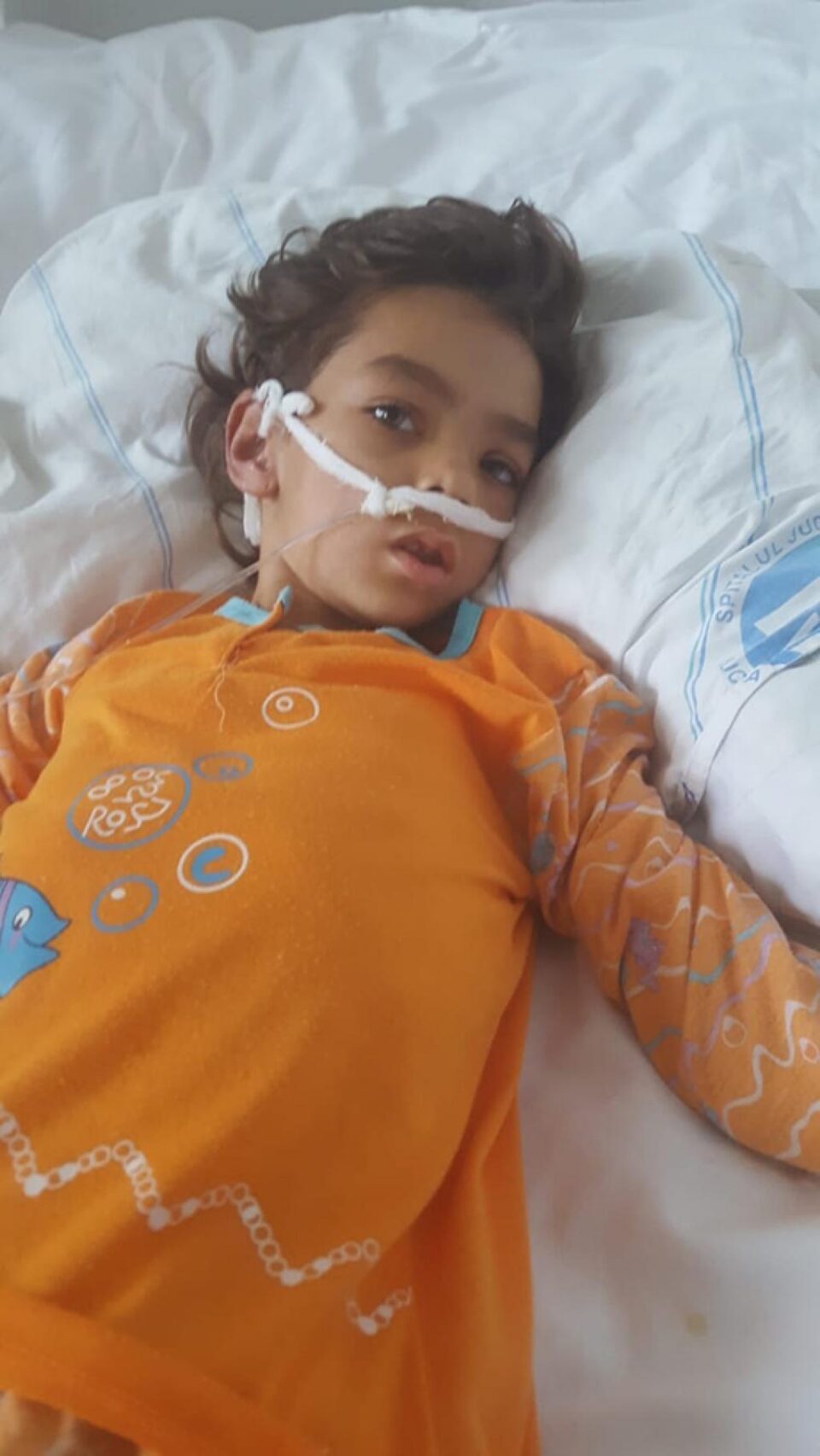 În urma eforturilor depuse de medicii suceveni fata a început să respire singură și să deschidă ochii, însă veștile bune se opresc aici - fata este paralizată În urma eforturilor depuse de medicii suceveni fata a început să respire singură și să deschidă ochii, însă veștile bune se opresc aici - fata este paralizată