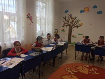 În clădirea fostei școli din Tișăuți copiii au condiții pentru o gamă larga de activități recreative și școlare