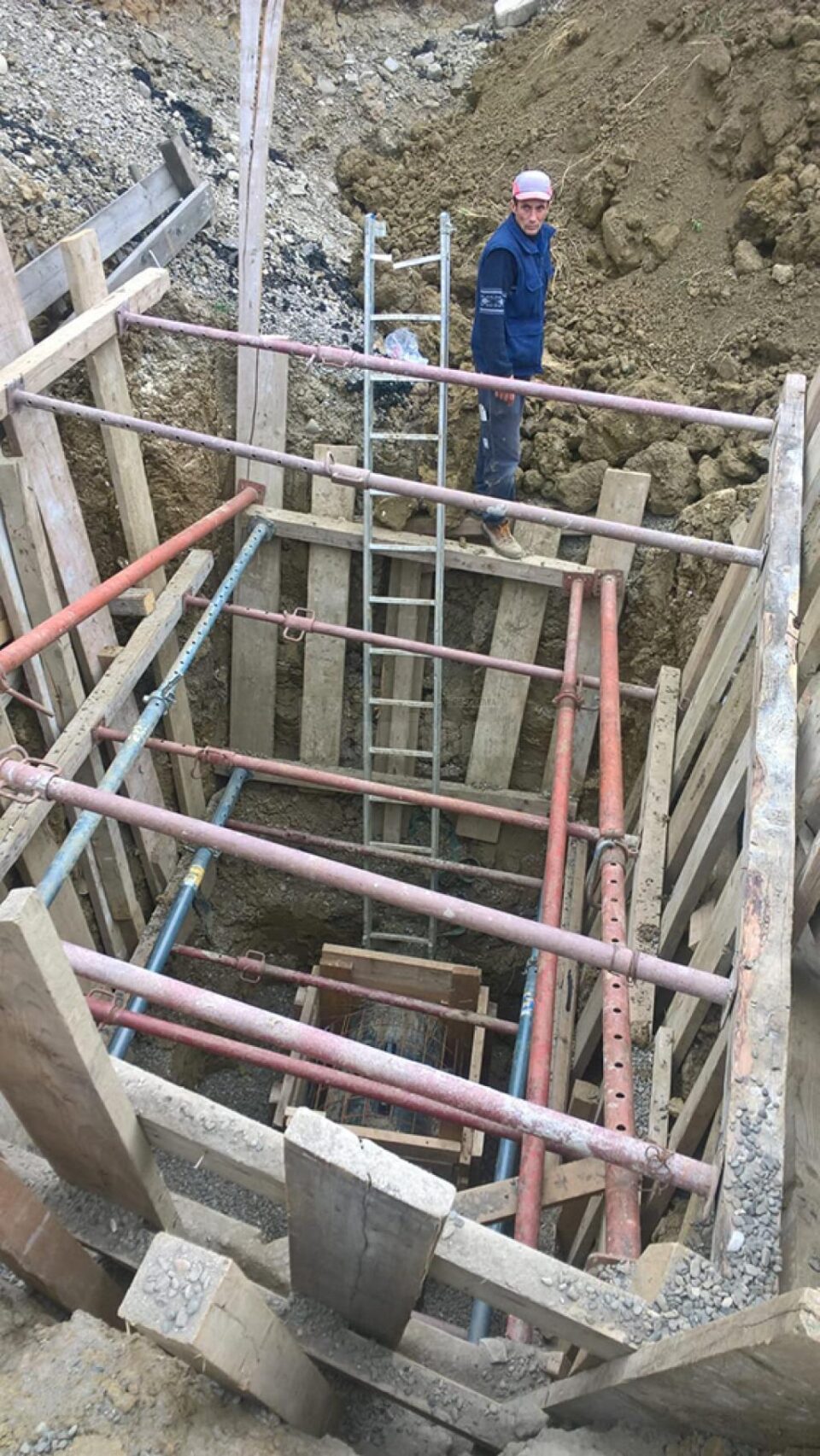 Constructorii lucrează la remedierea avariei la conducte