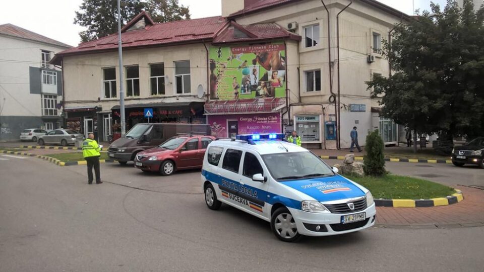 Mașini lăsate ieri la prânz în sensul giratoriu