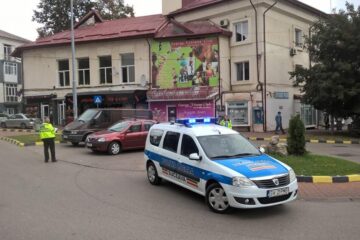 Mașini lăsate ieri la prânz în sensul giratoriu