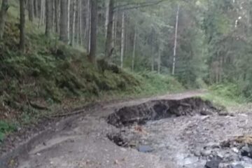 Drumul de acces a fost distrus de pârâul Cununschi