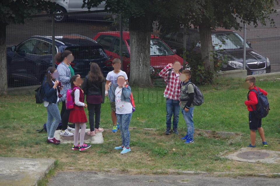 Elevii din clasa a IV-a au părăsit sala cu curs și au stat prin preajma școlii