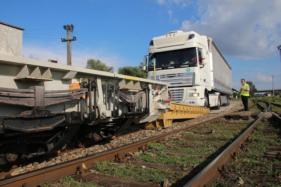 Urcarea tirurilor pe platforma RO-LA în Gara Dornești