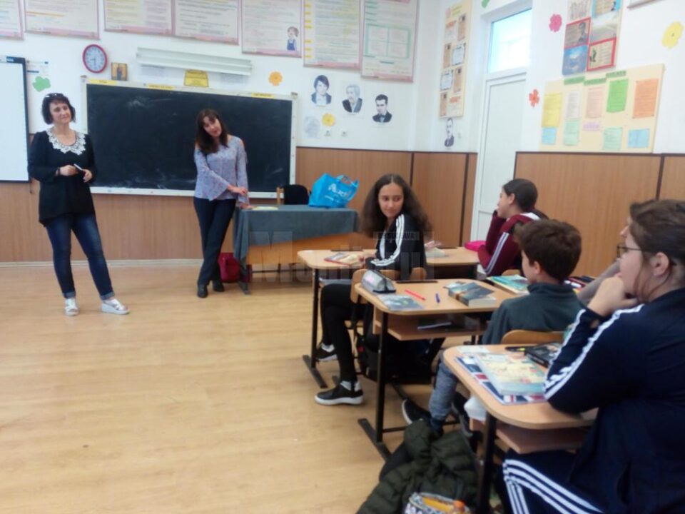 Elevii citesc cel puțin câte 15 minute dintr-o carte, apoi povestesc colegilor ce au citit și ce au înțeles1