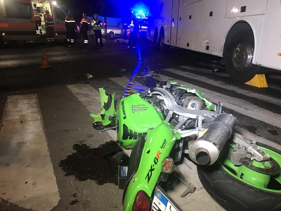 Accidentul în care două persoane care mergeau pe o motocicletă Kawasaki au ajuns sub roțile unui autocar, suferind leziuni incompatibile cu viața
