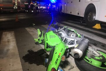 Accidentul în care două persoane care mergeau pe o motocicletă Kawasaki au ajuns sub roțile unui autocar, suferind leziuni incompatibile cu viața
