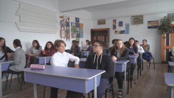 În loc de flori în prima zi de școală, o profesoară și-a rugat elevii să doneze banii în scop caritabil