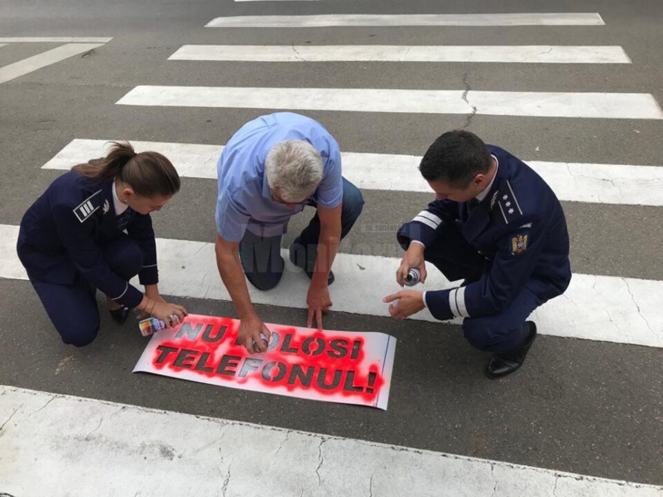 Mesaje preventive scrise pe asfalt și controale cu permise reținute, la trecerile de pietoni din Suceava