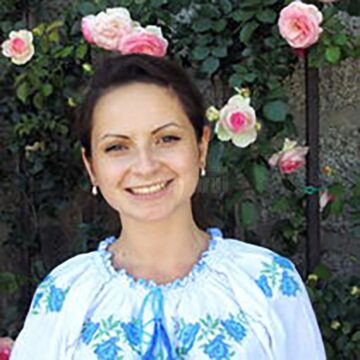 Andreea Prelucă, fiica profesoarei, va escalada un munte de peste 4000 de metri pentru a strânge bani pentru fetele din Maroc