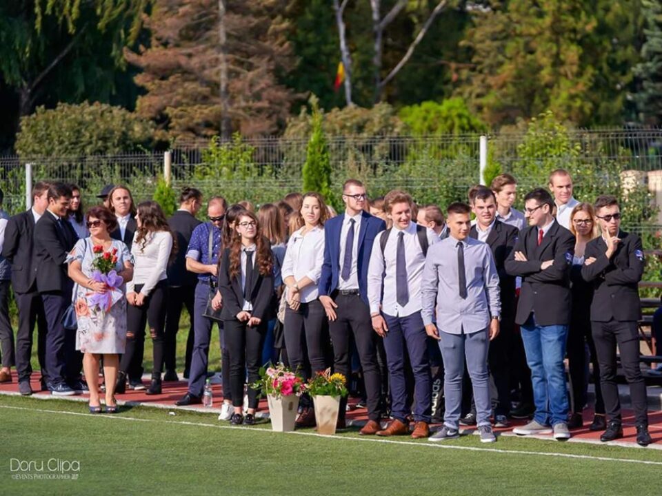 Porțile Colegiului Național „Eudoxiu Hurmuzachi” Rădăuți s-au redeschis pentru un nou an școlar Foto: Doru Clipa