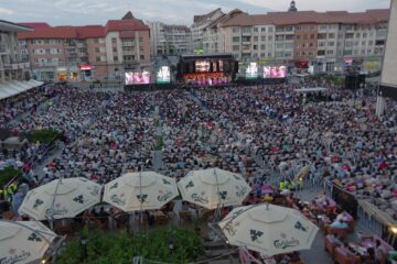 Mii de suceveni au participat aseară, în centrul Sucevei, la spectacolul de gală „Simfonii de toamnă”, ediția a VII-a