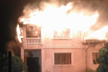 Acoperișul casei a fost cuprins de flăcări și distrus în timpul incendiului
