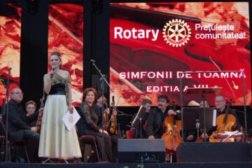 Mii de suceveni au participat aseară, în centrul Sucevei, la spectacolul de gală „Simfonii de toamnă”, ediția a VII-a