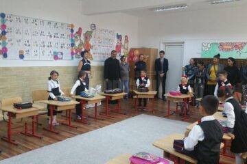 24 de elevi au primit rechizite din partea Protoieriei Fălticeni