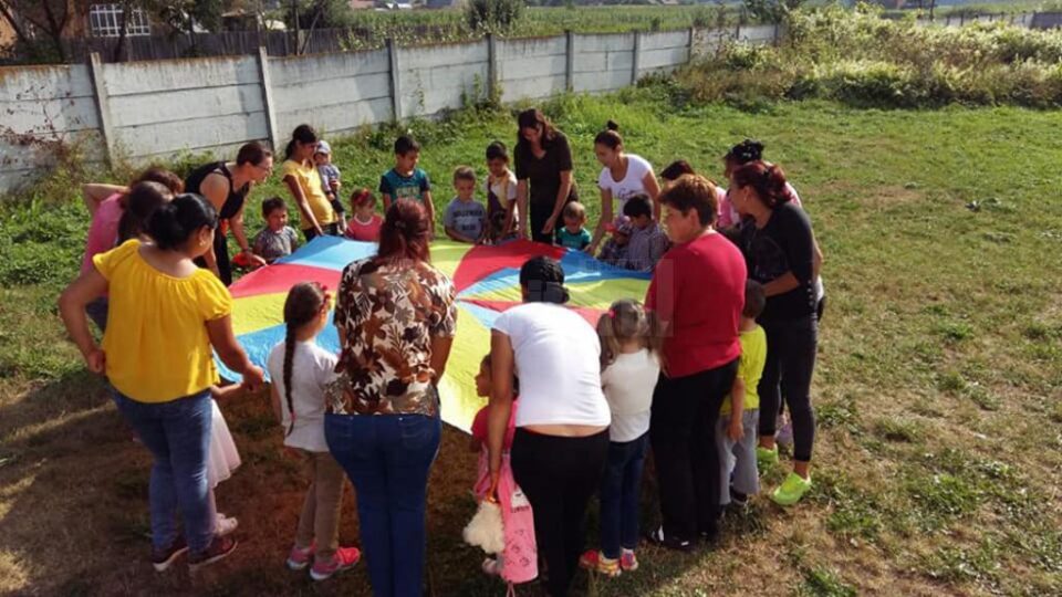 Ateliere de vară pentru copiii din comunitățile sărace din județ