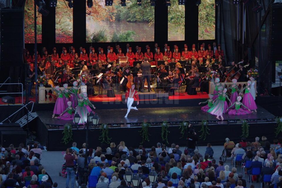 Peste 7.000 de oameni s-au bucurat două ore de magia muzicii clasice oferită cu profesionalism de artiștii Operei Naționale Române din Iași