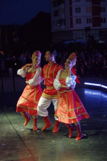 Mii de suceveni au participat aseară, în centrul Sucevei, la spectacolul de gală „Simfonii de toamnă”, ediția a VII-a
