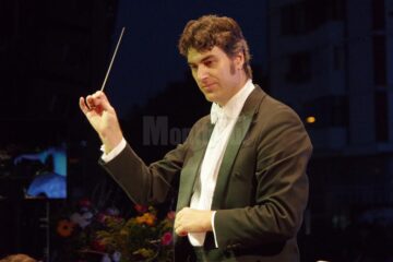 Mii de suceveni au participat aseară, în centrul Sucevei, la spectacolul de gală „Simfonii de toamnă”, ediția a VII-a