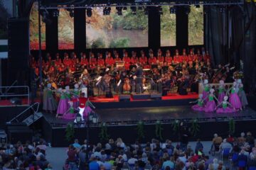 Mii de suceveni au participat aseară, în centrul Sucevei, la spectacolul de gală „Simfonii de toamnă”, ediția a VII-a