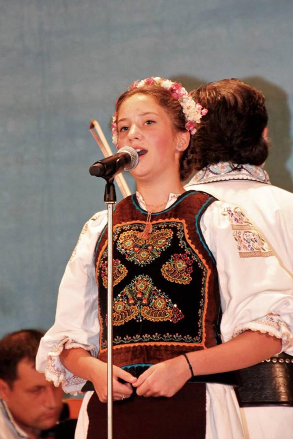 Elevă a Colegiului Militar, pe podiumul unui concurs de interpretare a cântecului popular