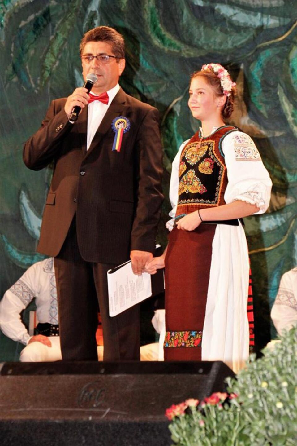 Elevă a Colegiului Militar, pe podiumul unui concurs de interpretare a cântecului popular