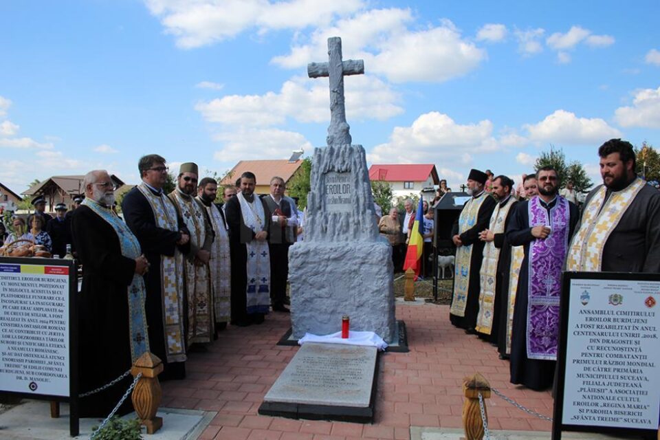 Monumentul Eroilor, reabilitat, împreună cu placa comemorativă, au fost sfințite de un sobor de preoți de la parohiile din Burdujeni Monumentul Eroilor, reabilitat, împreună cu placa comemorativă, au fost sfințite de un sobor de preoți de la parohiile din Burdujeni