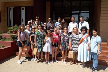 Copiii din Berchișești alături de primarul comunei Cumpăna