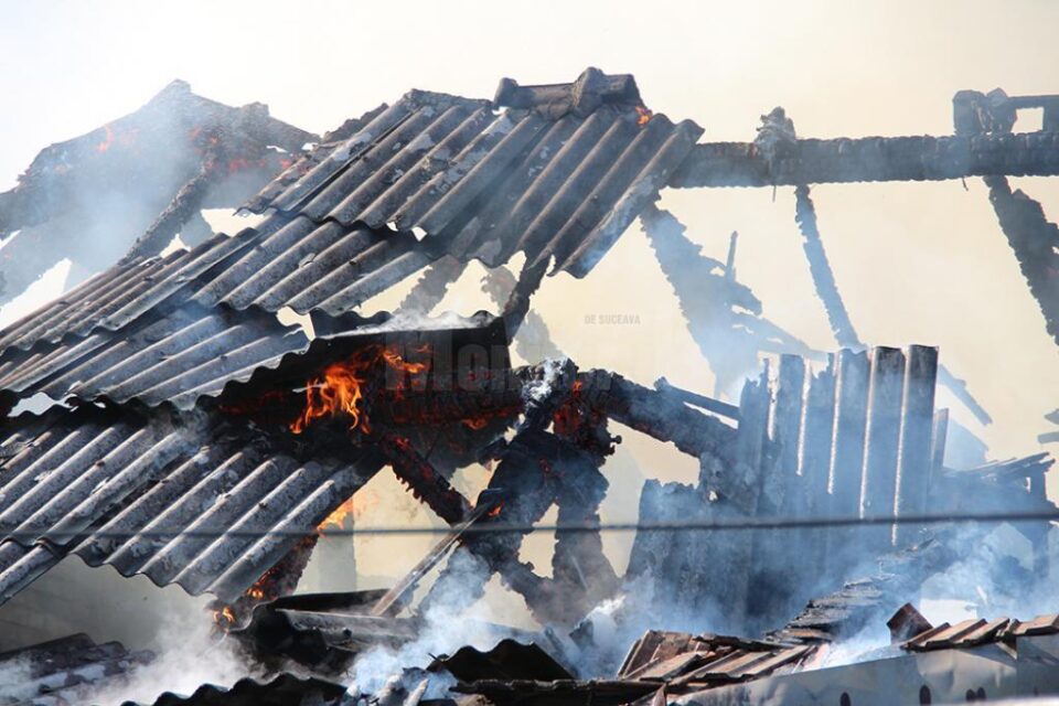 Flăcările au distrus în întregime acoperișul halei, pe o suprafață de 400 de metri pătrați