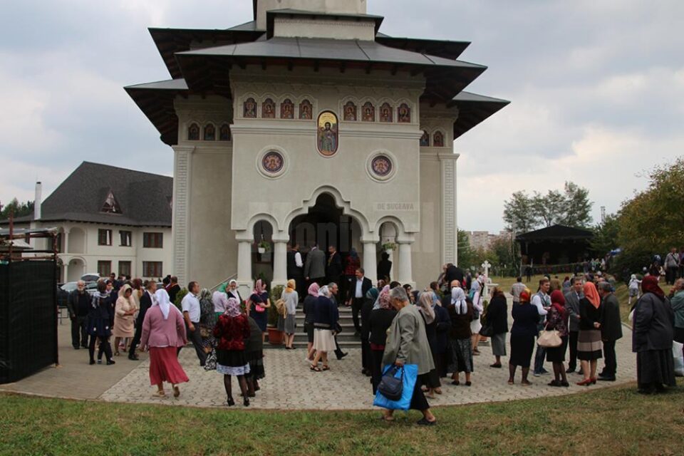 Sute de credincioși au participat ieri la sfințirea Bisericii ortodoxe de stil vechi „Sf. Ioan cel Nou de la Suceava”