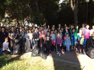 O mie de kg de deșeuri strânse de pe domeniul public de elevii rădăuțeni