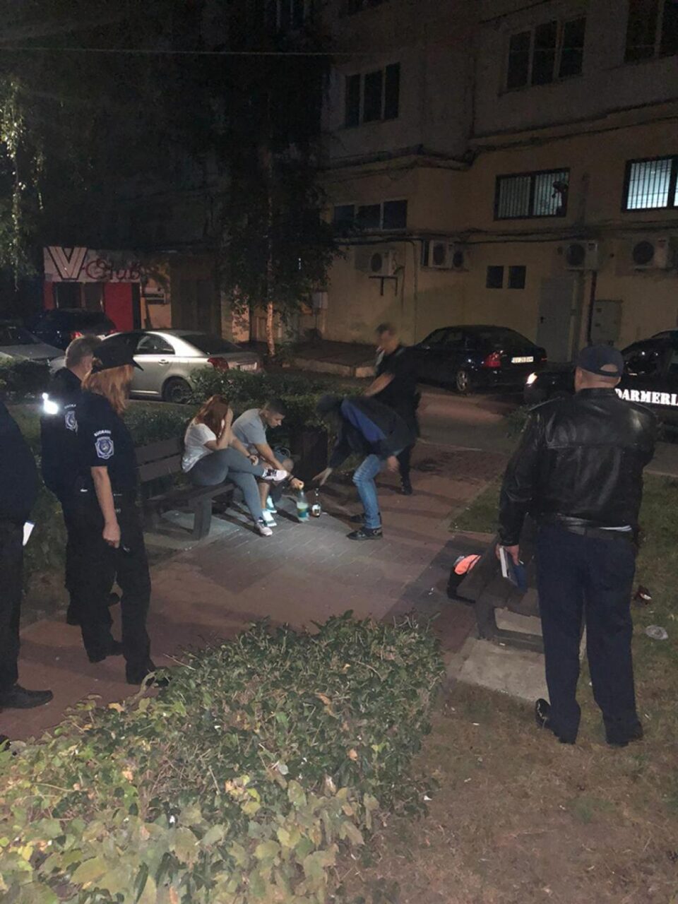 Polițiștii i-au luat la întrebări pe cei care își petrec timpul la ceas de seară prin parcuri