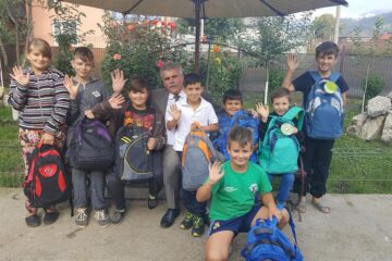 Mihăiță Negură alături de elevii care au primit rechizite