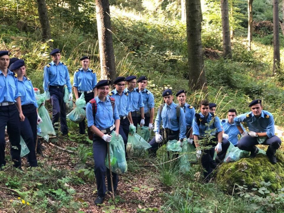 Elevii Colegiului Militar s-au alăturat campaniei de ecologizare „Let`s do it, Romania!” Elevii Colegiului Militar s-au alăturat campaniei de ecologizare „Let`s do it, Romania!”