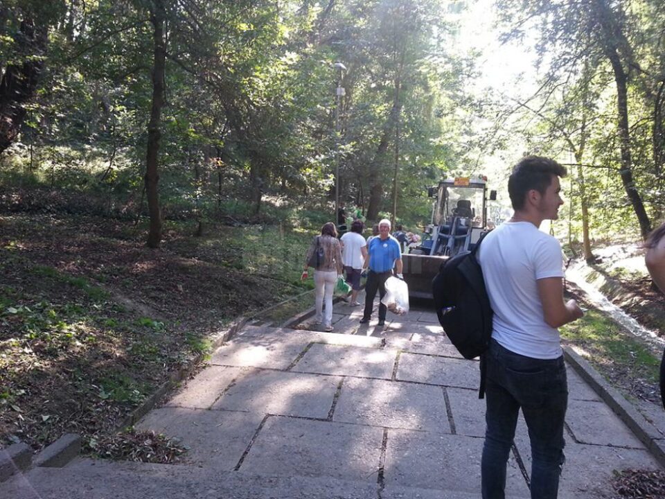 Primarul Ion Lungu, la curățenie în parcul Șipote