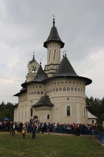Sute de credincioși au participat ieri la sfințirea Bisericii ortodoxe de stil vechi „Sf. Ioan cel Nou de la Suceava”