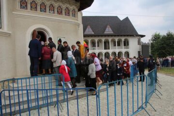 Sute de credincioși au participat ieri la sfințirea Bisericii ortodoxe de stil vechi „Sf. Ioan cel Nou de la Suceava”