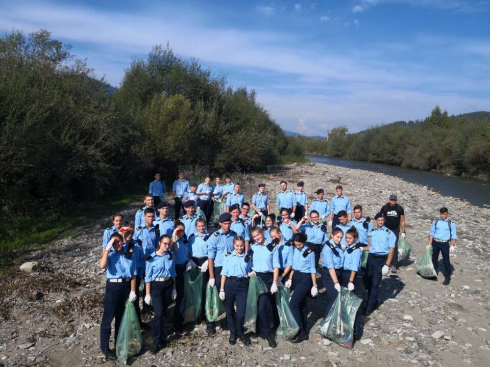 Elevii Colegiului Militar s-au alăturat campaniei de ecologizare „Let`s do it, Romania!”