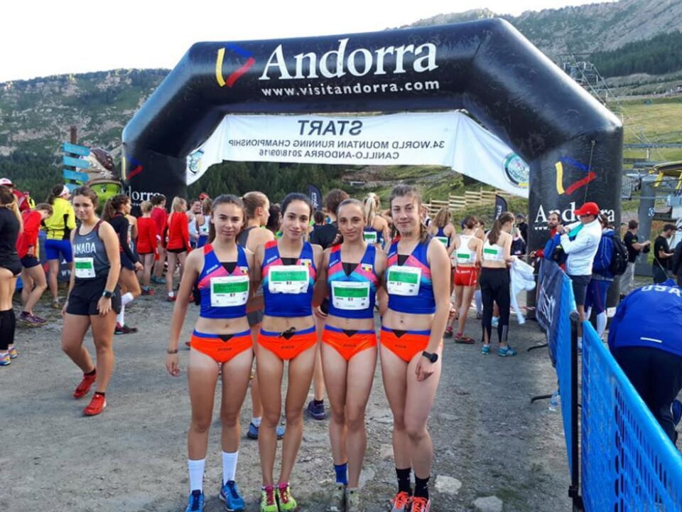 Angelica Olenici (prima stânga) a câștigat bronzul mondial cu echipa României