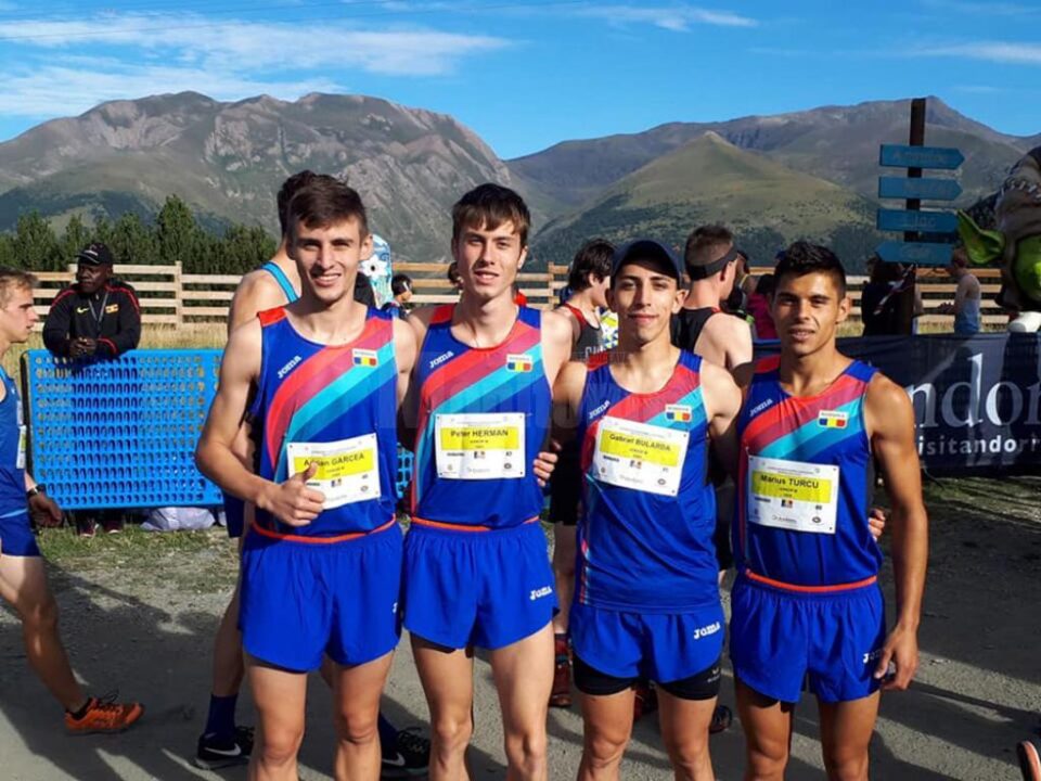 Gabriel Bularda (al treilea) și Marius Turcu (ultimul din dreapta) au ocupat locul 4 cu echipa României