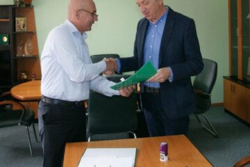 Primarul Eduard Dziminschi (dreapta) a semnat contractul de reabilitare termică pentru Școala Moara Nică