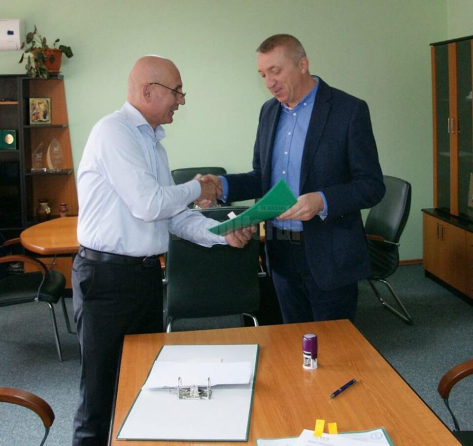 Primarul Eduard Dziminschi (dreapta) a semnat contractul de reabilitare termică pentru Școala Moara Nică Primarul Eduard Dziminschi (dreapta) a semnat contractul de reabilitare termică pentru Școala Moara Nică